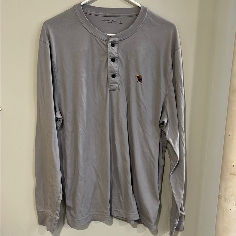 Abercrombie & Fitch Gray Long Sleeve Tee with Soft Fabric and Casual Fit